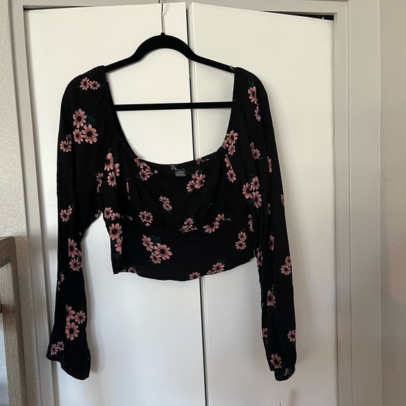 Wild Fable NWT Black Long Sleeve Cropped Floral Tee - Picture 2 of 6